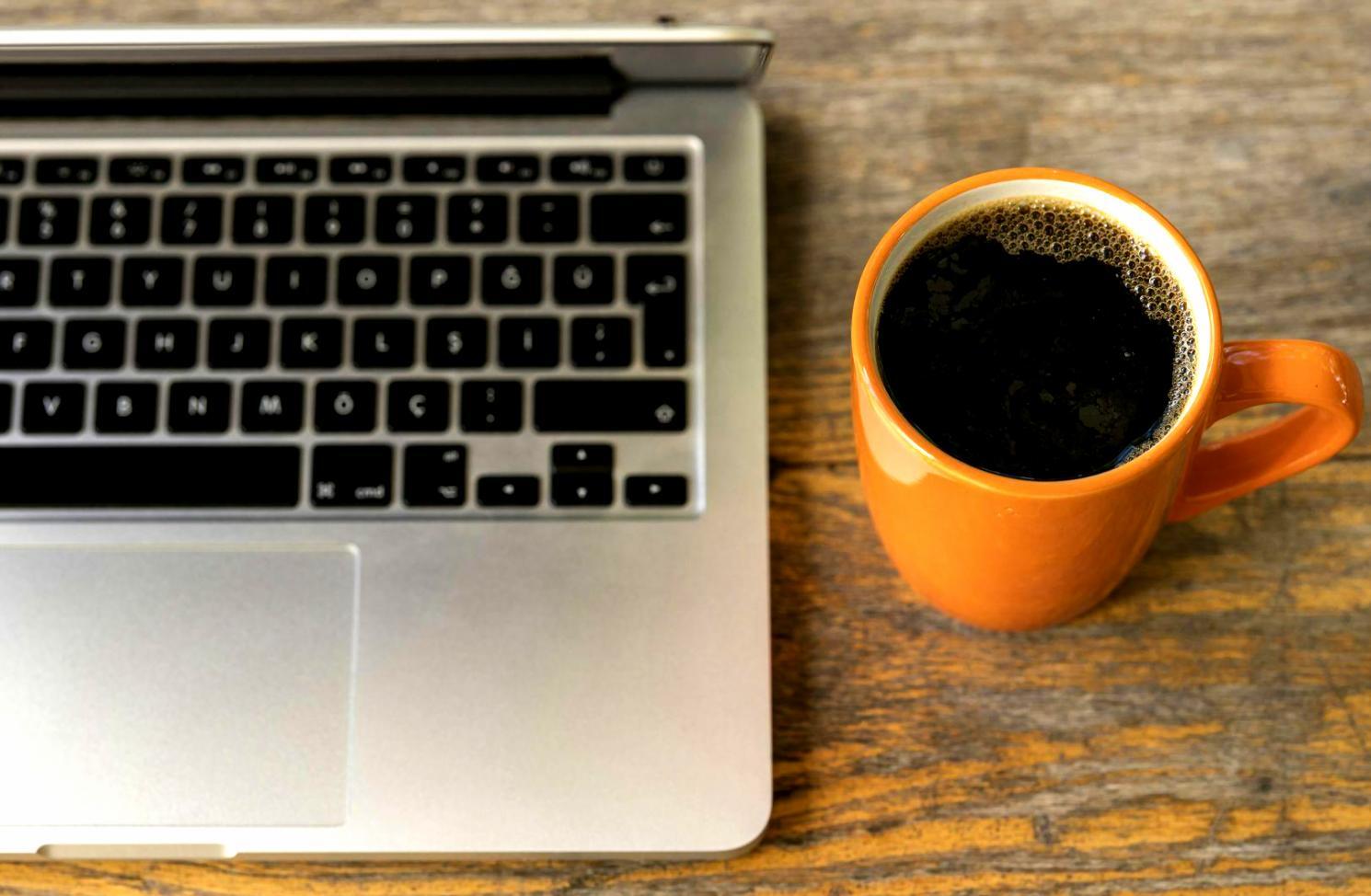 Estudiantes internacionales revisando finanzas personales en España